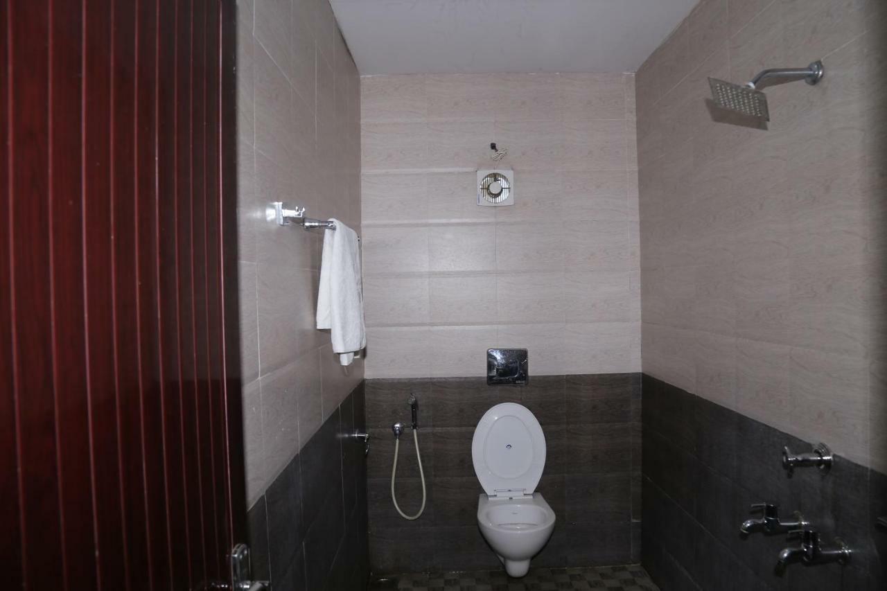 Kodavath Regency Alwaye Buitenkant foto